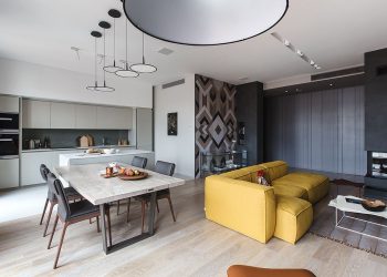 Sárga kanapé mint színes látványelem - modern, letisztult megoldásokkal, természetes anyagokkal berendezett lakás - intarzia nagy falfelületen, komplex textúrák, mikrocement