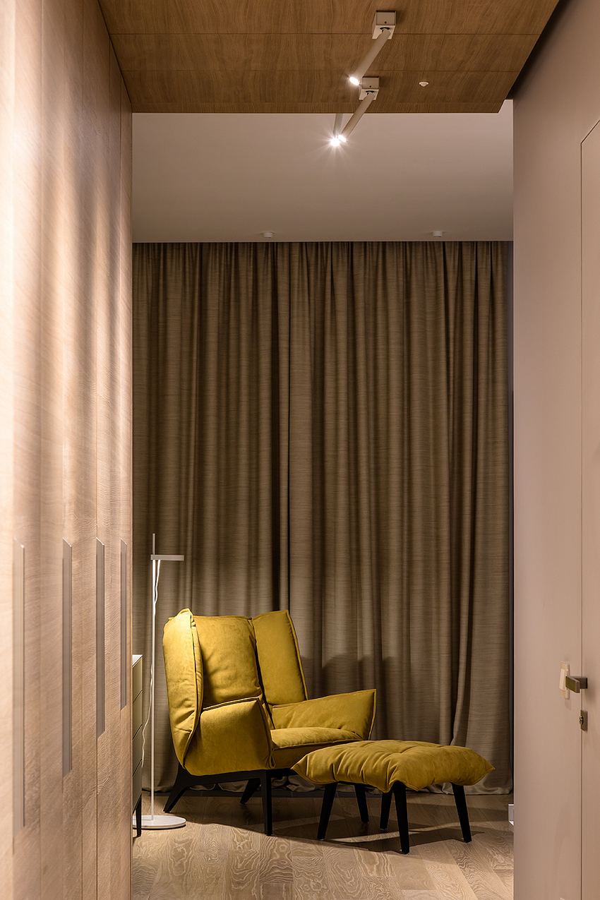 Sárga kanapé mint színes látványelem - modern, letisztult megoldásokkal, természetes anyagokkal berendezett lakás - intarzia nagy falfelületen, komplex textúrák, mikrocement Sárga kanapé mint színes látványelem - modern, letisztult megoldásokkal, természetes anyagokkal berendezett lakás - intarzia nagy falfelületen, komplex textúrák, mikrocement