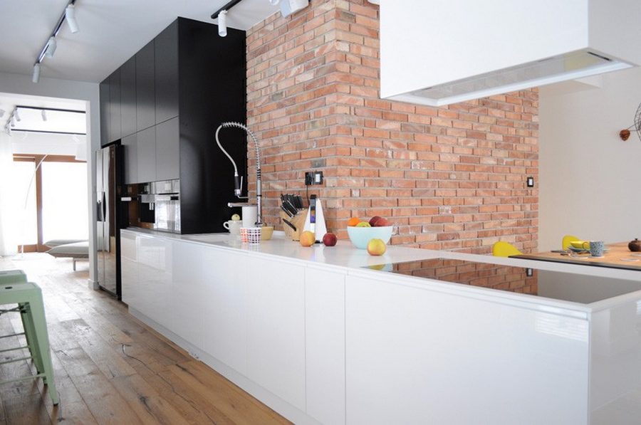 Modern kétszintes lakás, élénk színekkel tarkított világos terekkel Modern kétszintes lakás, élénk színekkel tarkított világos terekkel