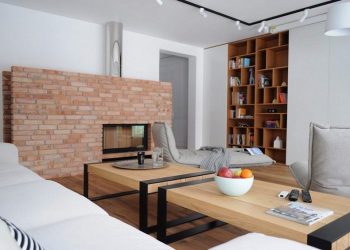 Modern kétszintes lakás, élénk színekkel tarkított világos terekkel