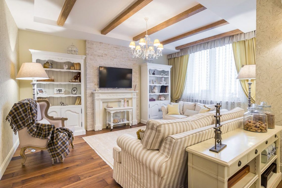 Otthonos vidéki hangulat városi lakásban, faházak tereit idéző berendezés provence-i stílusjegyekkel