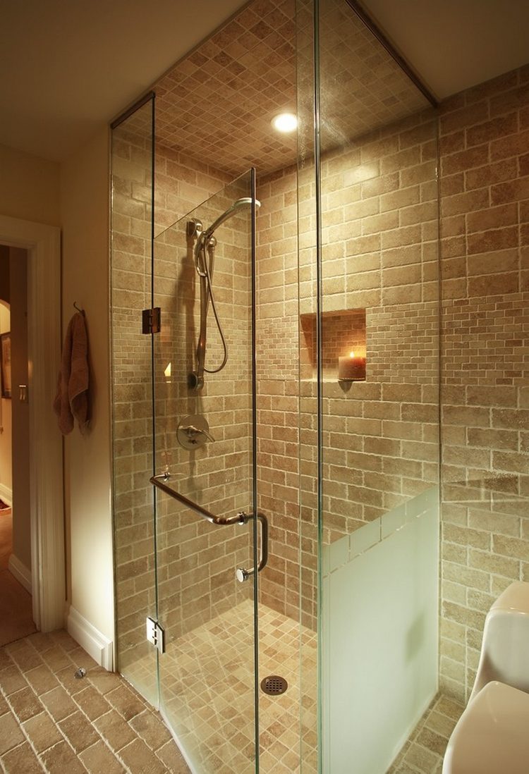 Stílusos burkolat zuhanyfülke körül - meleg hatású dekor tégla falon és padlón
