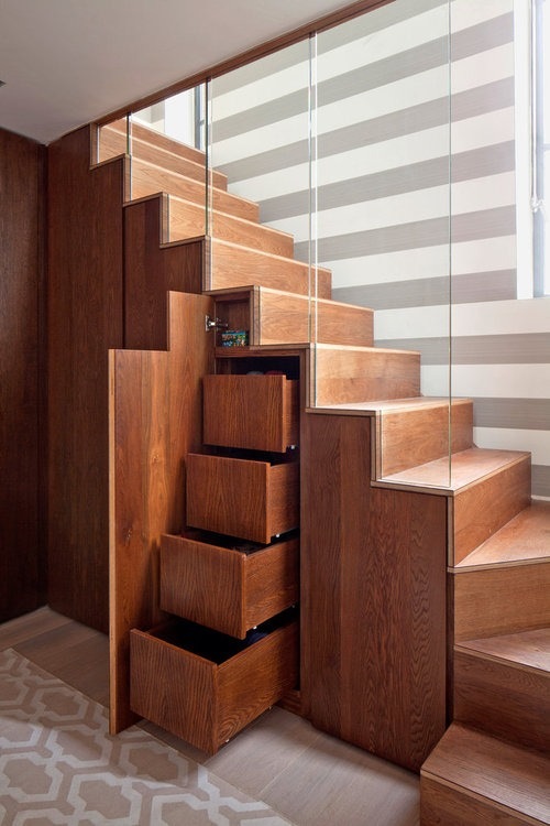 Fa lépcső tárolóhelyekkel, fiókokkal