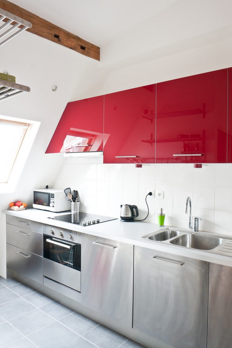 Fényes, magasfényű felületek - világos, elegáns konyha élénk színnel és rozsdamnentes alsó frontokkal