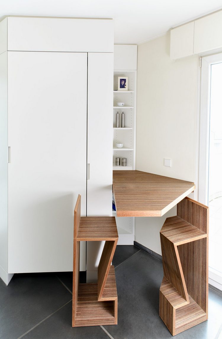 Helykihasználás praktikus lehajtható asztallal és a beugróba passzoló székekkel kis konyhában