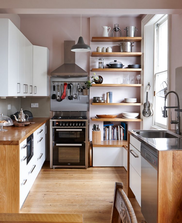 Nyitott polcok, fa és fehér felületek kombinációja kis konyhában