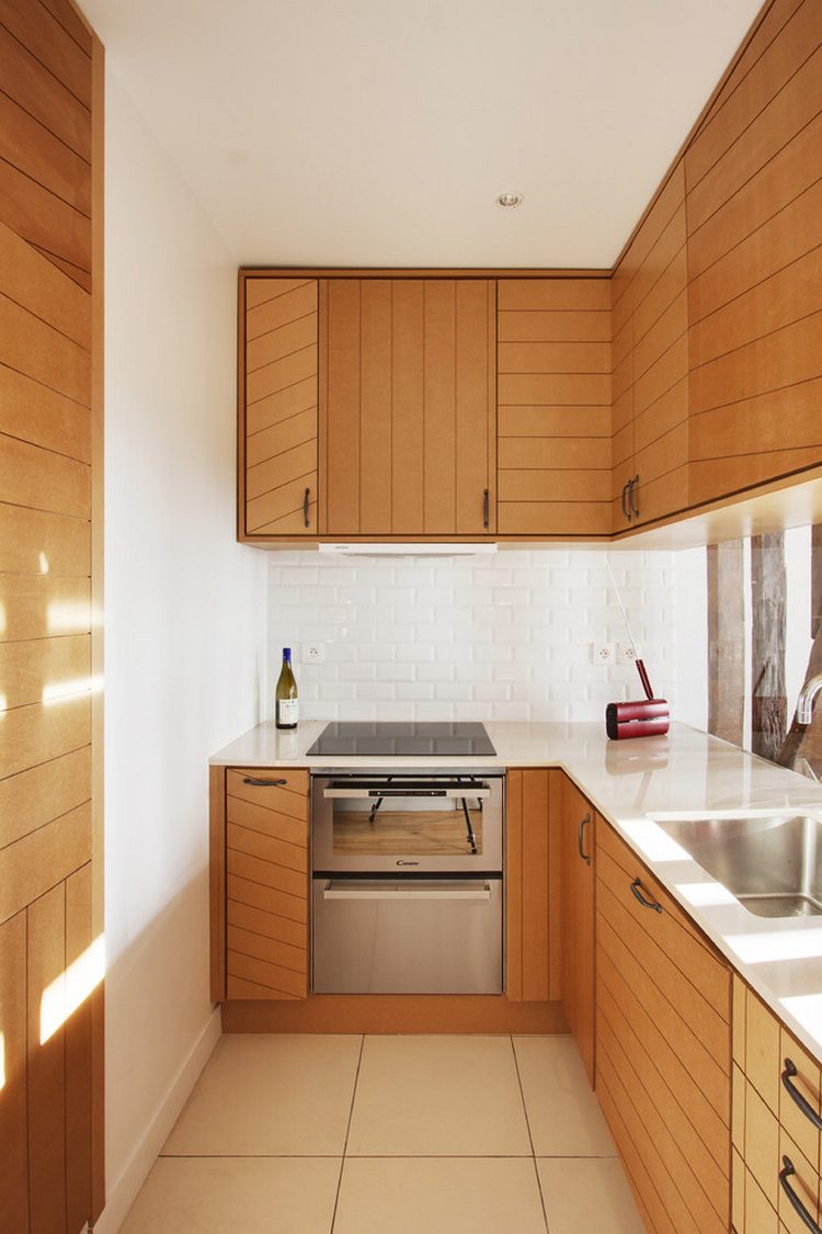 Vízszintes és függőleges vonalak segítik növelni a kis konyha terét vizuálisan