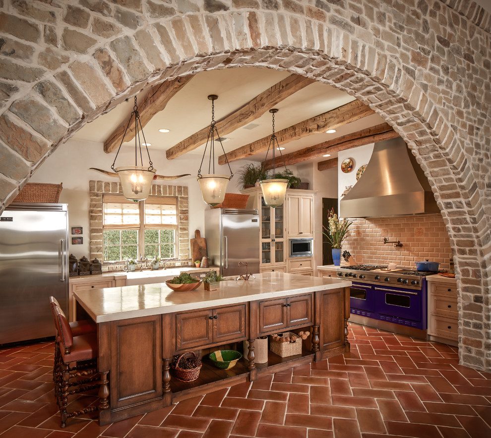 Mediterrán stílusú konyha - téglafal, boltív, gerendák, terrakotta padlólap