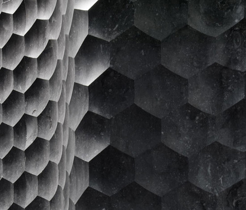 Ívelt kő falburkolat a Lithos-tól - az új Favo Curve