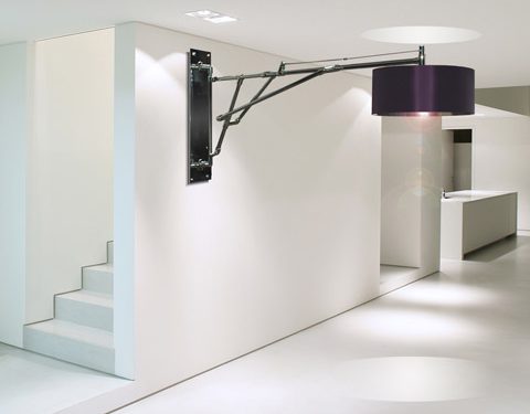 Látványelem és fókuszpont a lakásban a szokatlan méretű fali lámpa