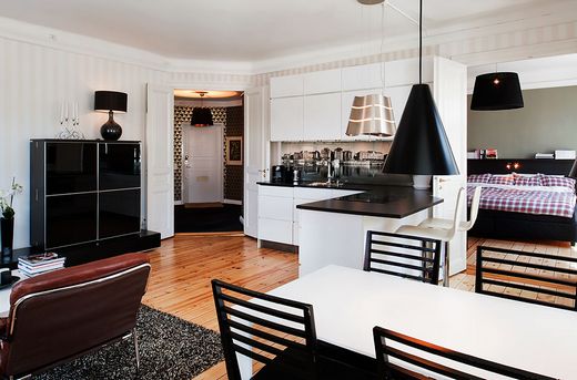 104nm-es elegáns lakás nyitott nappai, konyha, étkező zónával, kontrasztos dekorációval 1