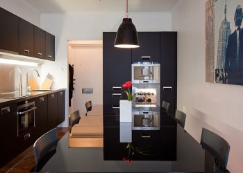49m2-es elegáns lakás látványos fekete konyhával
