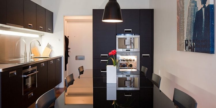 49m2-es elegáns lakás látványos fekete konyhával