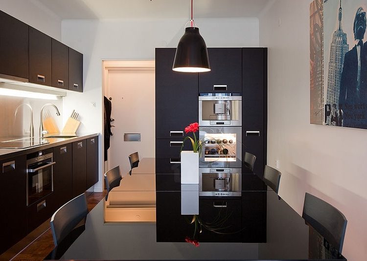 49m2-es elegáns lakás látványos fekete konyhával