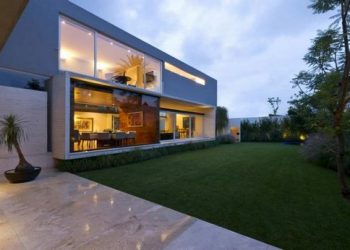 Nyitottság magas falak között - AE Ház, twentyfourseven építész stúdió