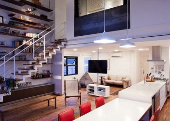 Modern belső kétszintes lakás lenyűgöző nappalival és kreatív megoldásokkal 1