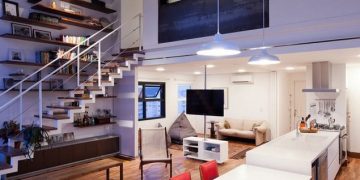 Modern belső kétszintes lakás lenyűgöző nappalival és kreatív megoldásokkal 1