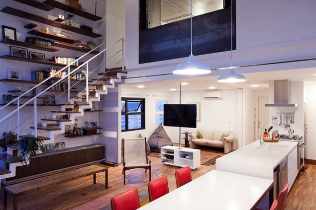 Modern belső kétszintes lakás lenyűgöző nappalival és kreatív megoldásokkal 1