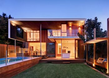 Tégla, fa és üveg az alap alkotóelemei ennek a modern felújított családi otthonnak