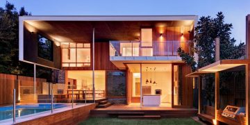 Tégla, fa és üveg az alap alkotóelemei ennek a modern felújított családi otthonnak