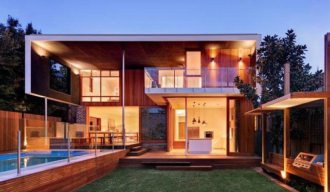 Tégla, fa és üveg az alap alkotóelemei ennek a modern felújított családi otthonnak