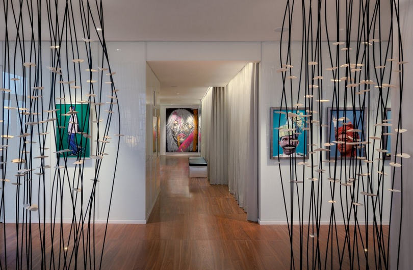 Modern nagyvárosi otthon, letisztult vonalakkal, meleg felületekkel és burkolatokkal 1