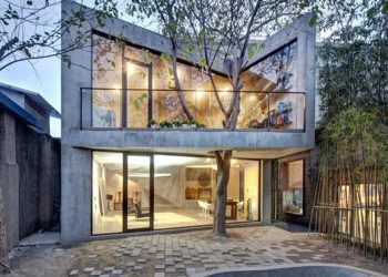 Csavarodó betonfalak egy teaház, könyvtárszoba belső tereiben 1