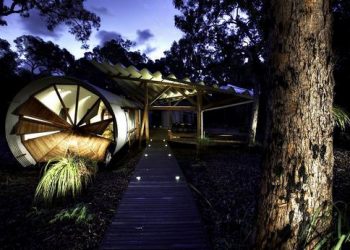 Elegáns nyaraló egy csőben fantasztikus ablakkal - Drew House, Simon Laws Anthill Constructions