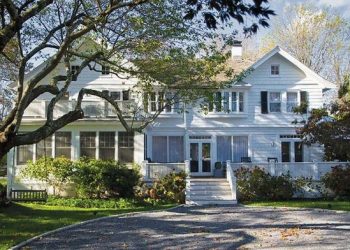 Vízparti ház a régi idők bájával és lakberendezés a tenger lágy hangulatával