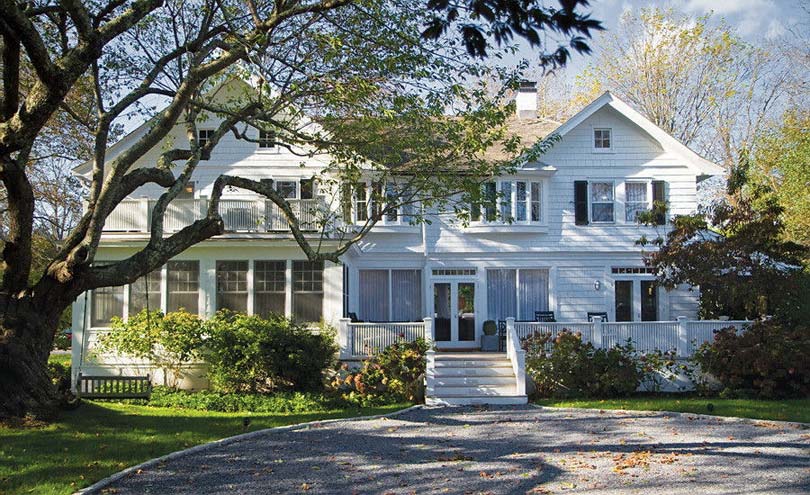 Vízparti ház a régi idők bájával és lakberendezés a tenger lágy hangulatával