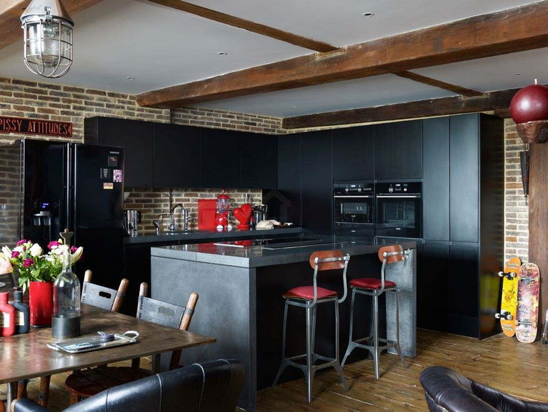 Férfias lakberendezés és vintázs dekoráció egy londoni loft lakásban 2