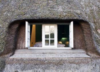 Föhr sziget, Németország - tradicionális ház kívül, szeszélyes enteriőrök belül