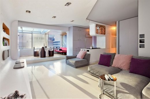 Modern lakás, kissé futurisztikus hangulatú nappalival