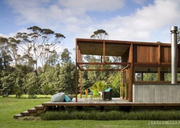 Letisztult, funkcionális, a természettel fantasztikus harmóniában és közelségben megépített ház Új Zélandon (Great Barrier Island) a Crosson Clarke Carnachan Architects építész stúdió tervezésében. 1