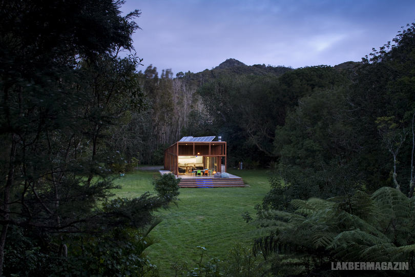 Letisztult, funkcionális, a természettel fantasztikus harmóniában és közelségben megépített ház Új Zélandon (Great Barrier Island) a Crosson Clarke Carnachan Architects építész stúdió tervezésében. 2