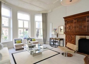 Modern 70nm-es lakás 42nm-es nappalival és egy gyönyörű fa díszítésű kandallóval