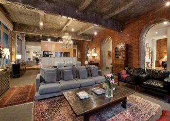 Gyönyörű lakás régi raktárból, egy történelmi épületben, látványos vörös téglafalakkal 1