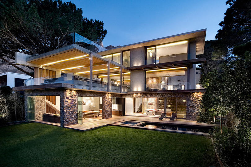 Modern luxusvilla tágas, nyitott terekkel, stílusos és otthonos lakberendezéssel