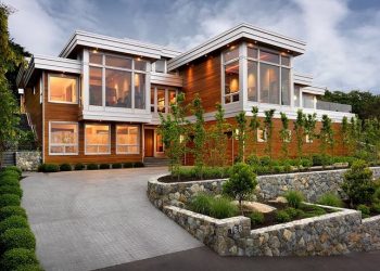 Természetes anyagok egy modern családi rezidenciában - kő, fa és moha a tetőn