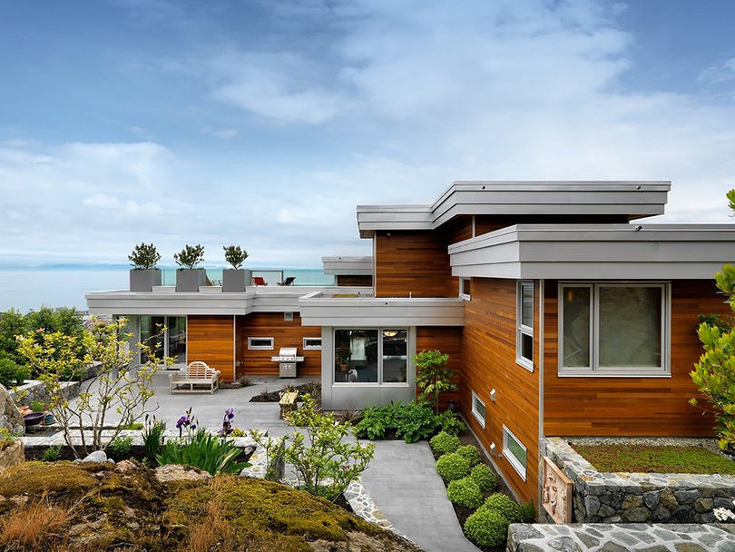 Természetes anyagok egy modern családi rezidenciában - kő, fa és moha a tetőn 2