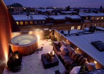 Kétszintes tetőtéri lakás skandináv módra - kültéri masszázsmedencével a tetőteraszon