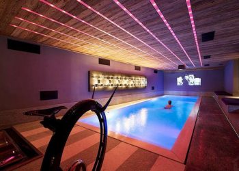 Luxus faház a Francia Alpokban látványos, felemelkedő padlójú beltéri úszómedencével 1