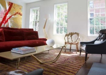 Keskeny négyemeletes ház modernista lakberendezéssel, szürreális műalkotásokkal 1