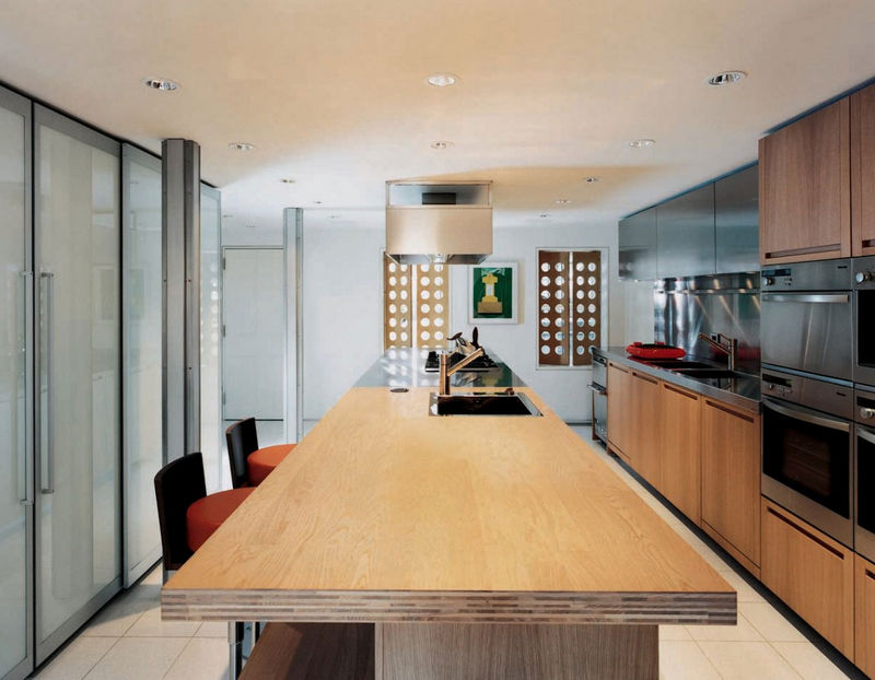 Keskeny négyemeletes ház modernista lakberendezéssel, szürreális műalkotásokkal 2