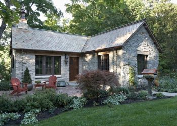 Kis 80nm-es ház a múlt századok angol és francia vidéki építészetének hangulatával, úrahasznosított és antik anyagokkal és elemekkel