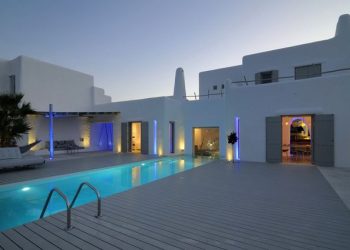 Sorház nyaraló vagy elvarázsolt kastély? Ház élek nélkül, vakító fehérben, organikus formákkal