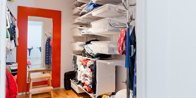 Modern ház külső faburkolattal, világos tiszta enteriőrökel és színes elemekkel Modern ház külső faburkolattal, világos tiszta enteriőrökel és színes elemekkel