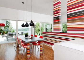 Modern, kívül fával burkolt ház, világos tiszta enteriőrökel és színes elemekkel