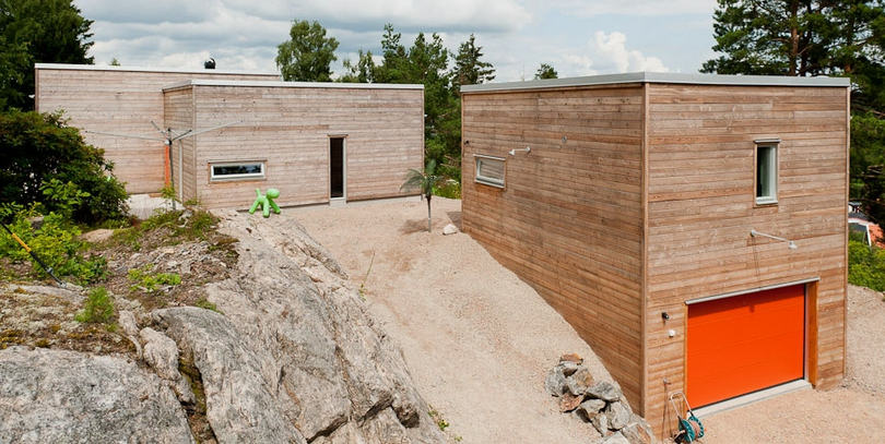 Modern, kívül fával burkolt ház, világos tiszta enteriőrökel és színes elemekkel 2