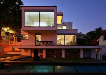 Modern háromemeletes ház Krakkóban, földalatti úszómedencével - XV house, RS+ Robert Skitek 1